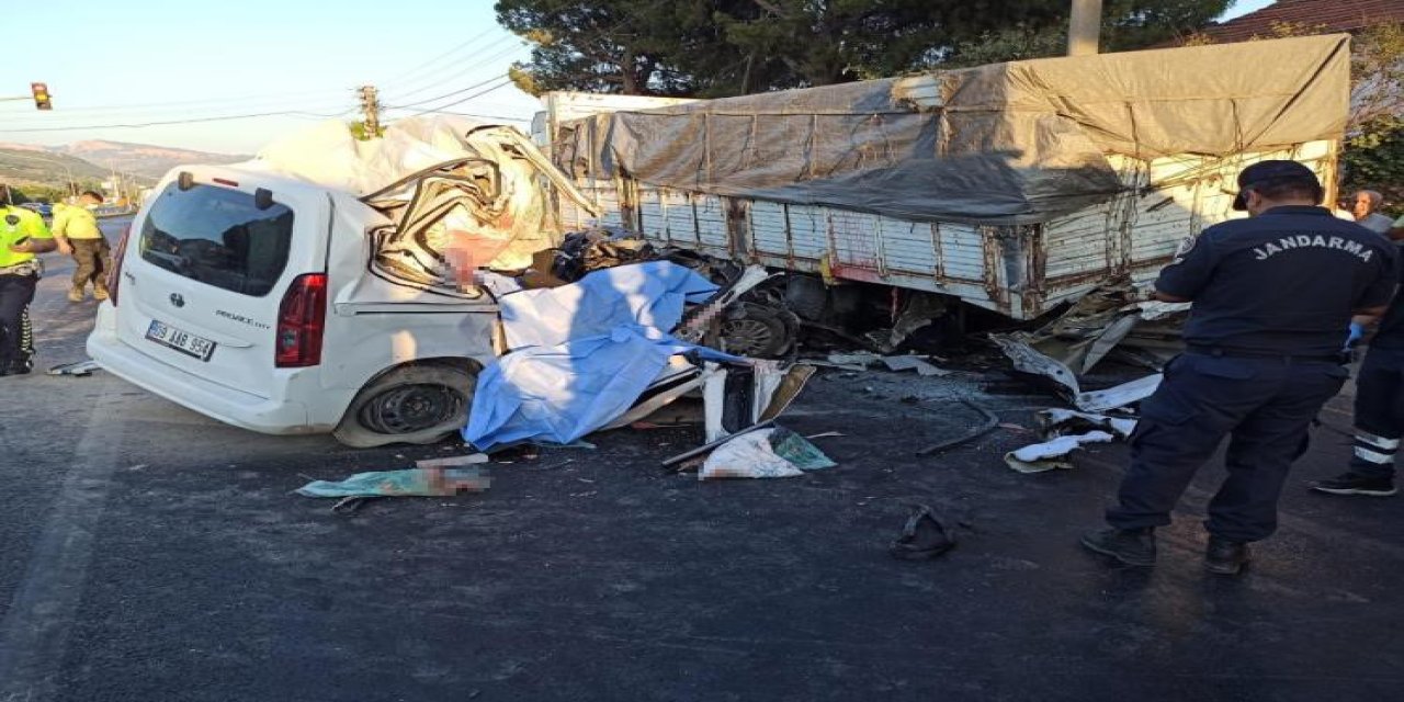 Manisa’da Feci Kaza: 4 Kişi Hayatını Kaybetti, 3 Kişi Ağır Yaralı