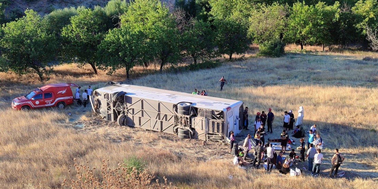 Malatya'da yolcu otobüsü şarampole uçtu: 3'ü ağır 11 yaralı