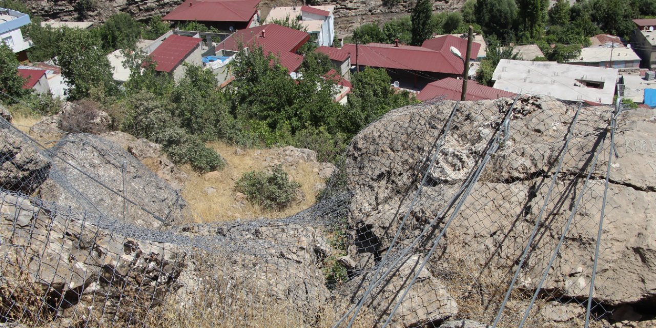 Şırnak-Uludere halkını tehdit eden dev kayalar çelik halatlarla bağlandı