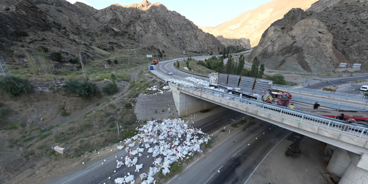 Erzurum'da freni boşalan tır devrildi: 1 ölü