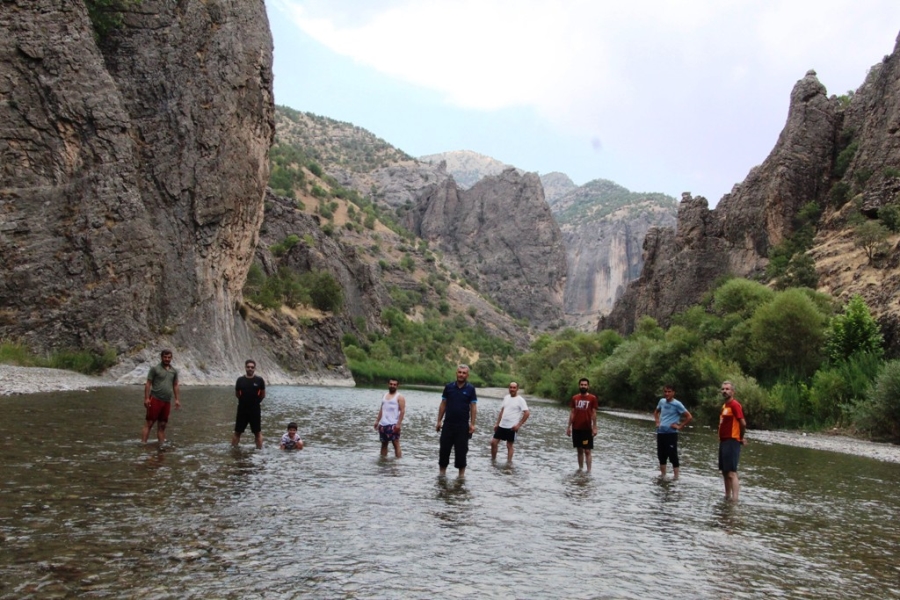 PKK’LILARDAN TEMİZLENEN BESTLER DERELER, DENİZ SAHİLLERİNİ ARATMIYOR