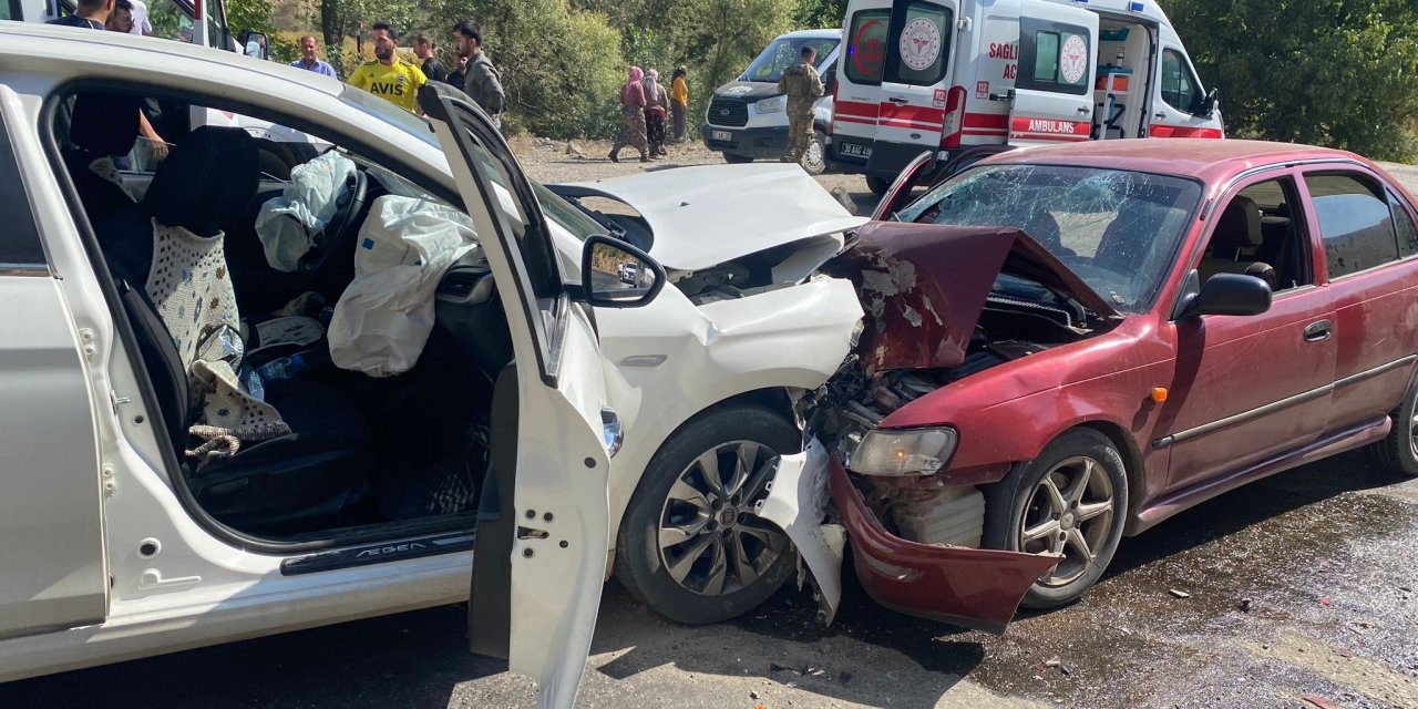 Hakkari'de otomobil ile cip kafa kafaya çarpıştı: 8 yaralı