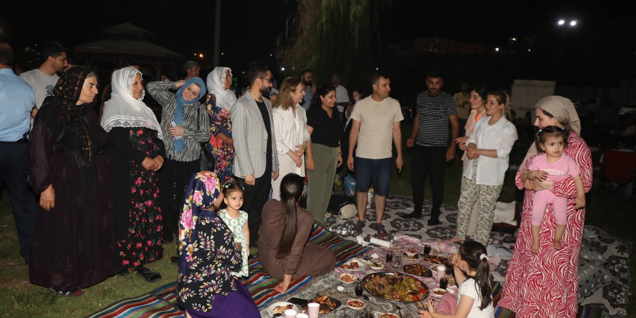 DEM Parti Sözcüsü Ayşegül Doğan, Cizre’de halkla buluştu