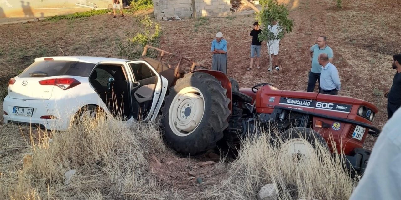 Şanlıurfa'da otomobil ile traktör çarpıştı: 4 yaralı