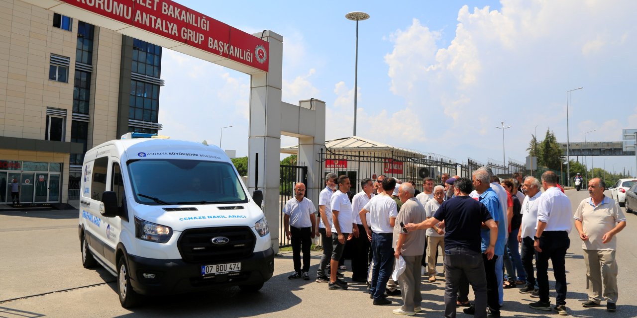 Tatil yaparken kafasına baca kapağı düşen Hakkarili kadın hayatını kaybetti