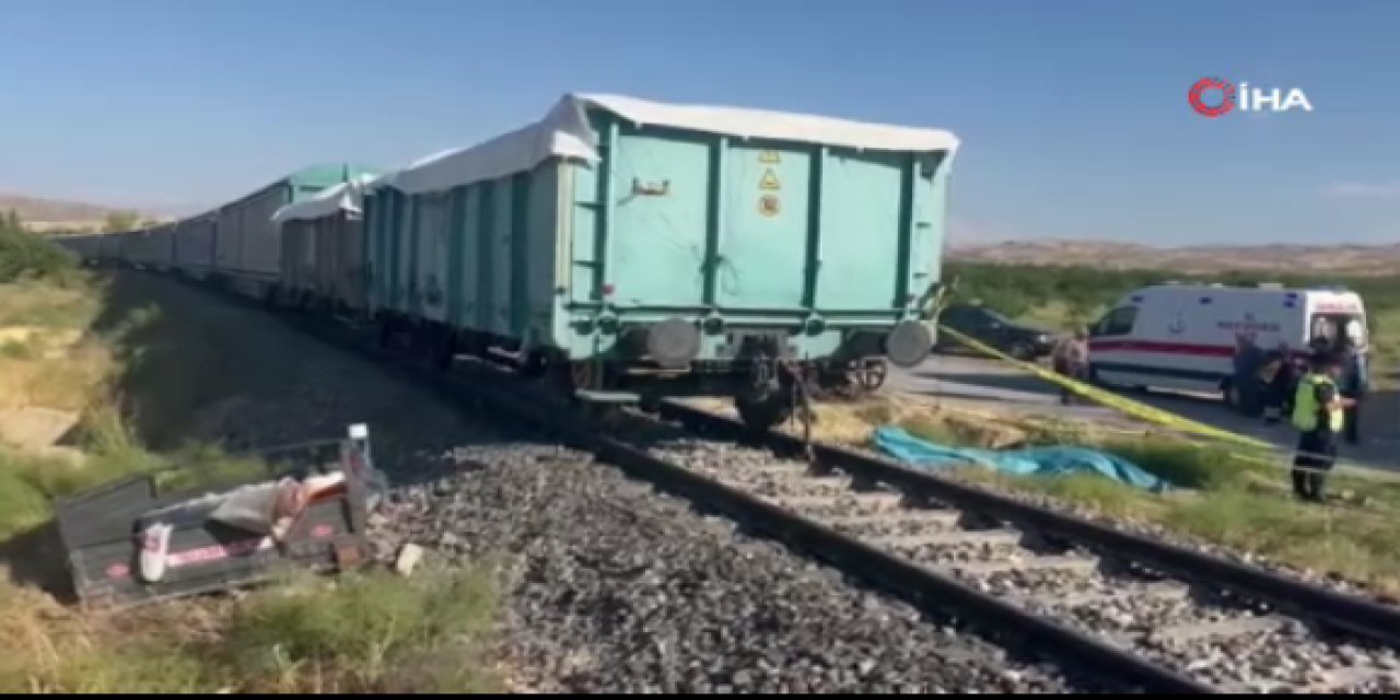 Malatya'da yük treni çapa motoruna çarptı :3 ölü, 1 ağır yaralı