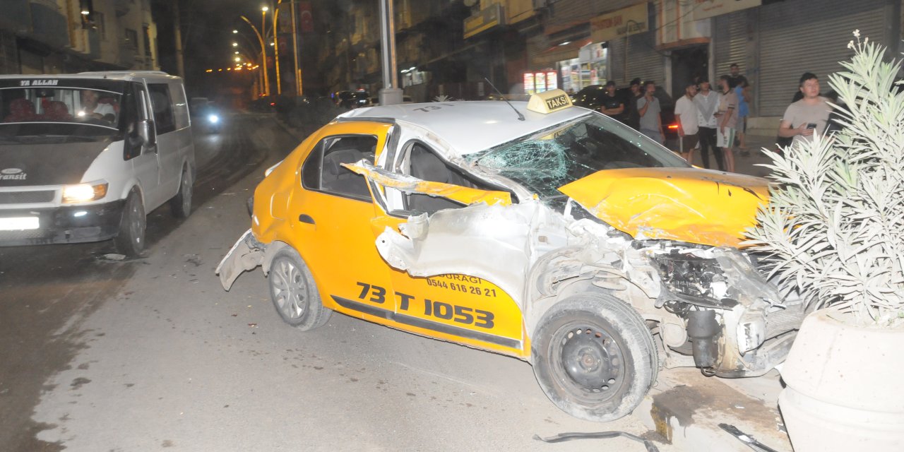 Cizre’de Freni Boşalan Tır taksiyi biçti öndeki Tıra çarparak durabildi