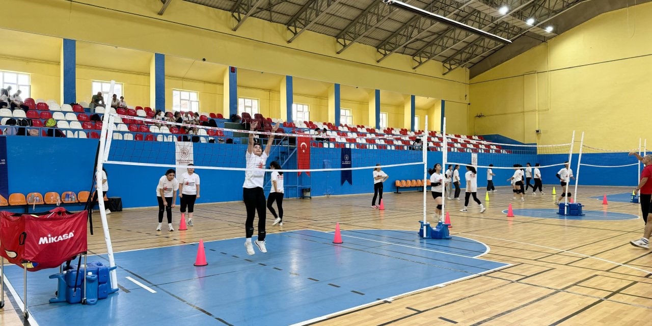 'Fabrika Voleybol' Ağrı'da Hayata geçti, gençler yeteneklerini sergiledi