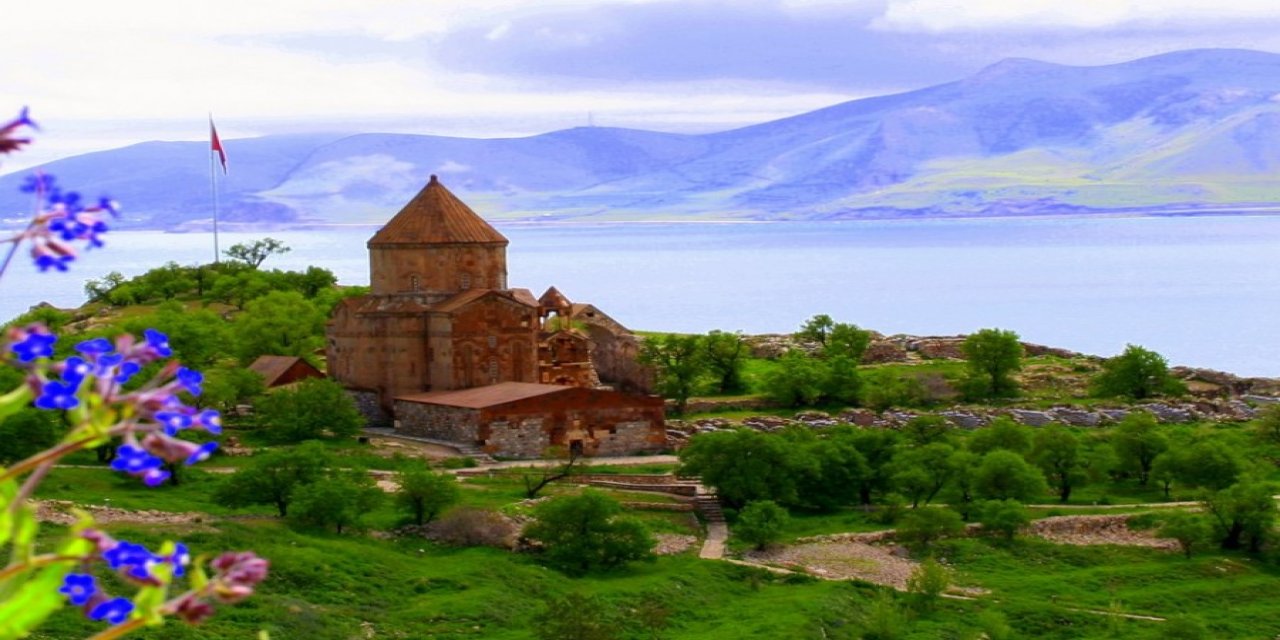 Akdamar Adası'nda 12. Ayin hazırlığı