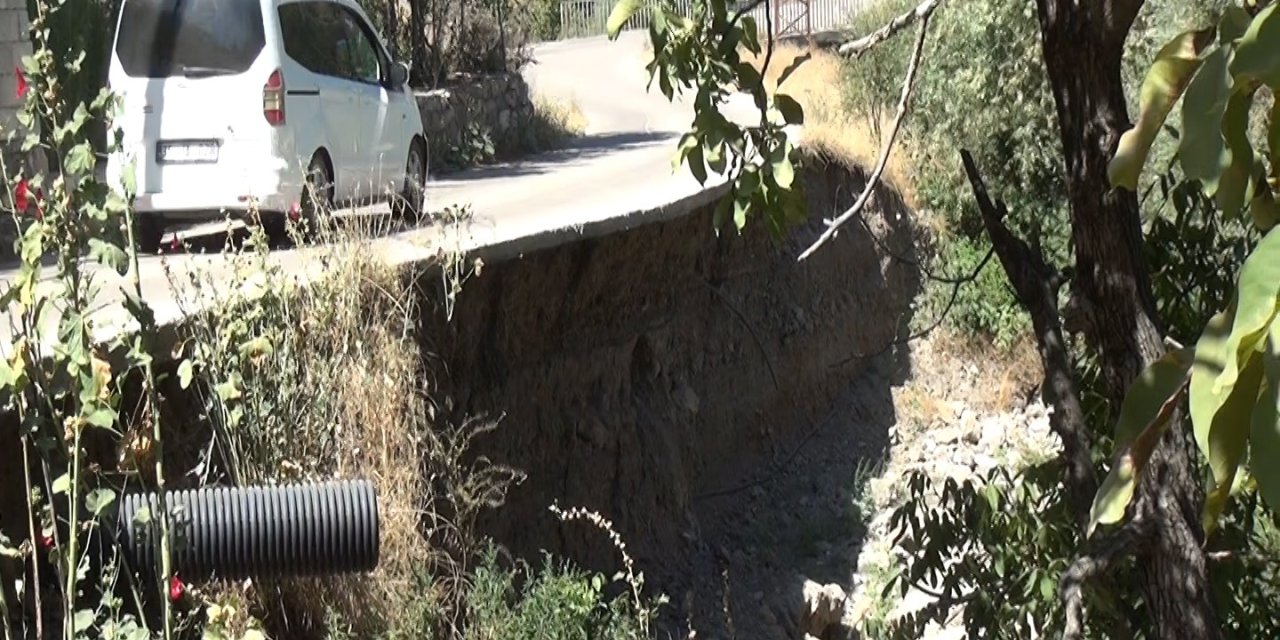 Şırnak'ta akarsu toprağı aşındırdı, köy yolu havada kaldı