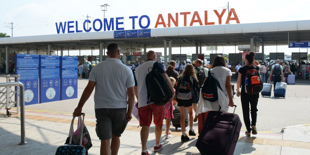 Antalya 8 ayda 12 milyon ziyaretçiye yaklaştı, yıl sonu beklentisi 17 milyon