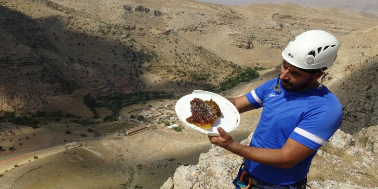 300 metre yükseklikteki kayalardan topladığı balı hastalara veriyor