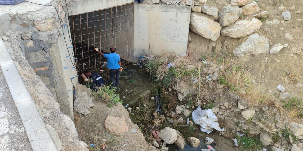 Şırnak Belediyesi, Menfezlerde Önleyici Temizlik Çalışmalarını Sürdürüyor