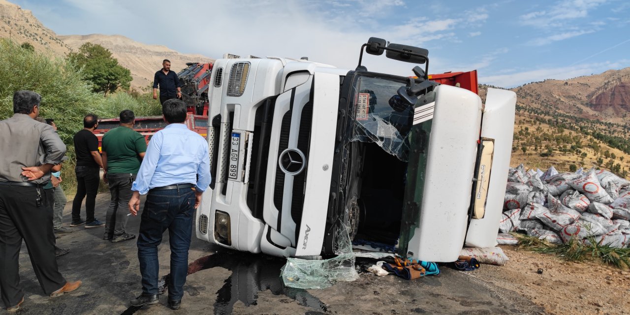 Siirt-Şırnak karayolunda kömür yüklü tır devrildi: Yol trafiğe kapandı