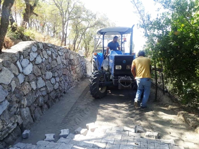 Şenoba Belediyesinden belde içine istinat duvarlarının ardından parke taşı döşeme çalışmaları