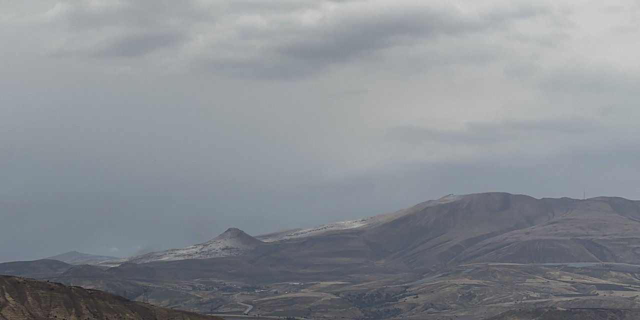 Bitlis'in yüksek kesimlerine kar yağdı