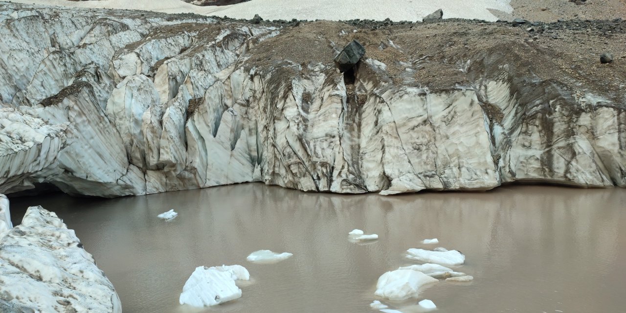 Hakkari Vadisi'ndeki 20 bin yıllık buzullar eriyor