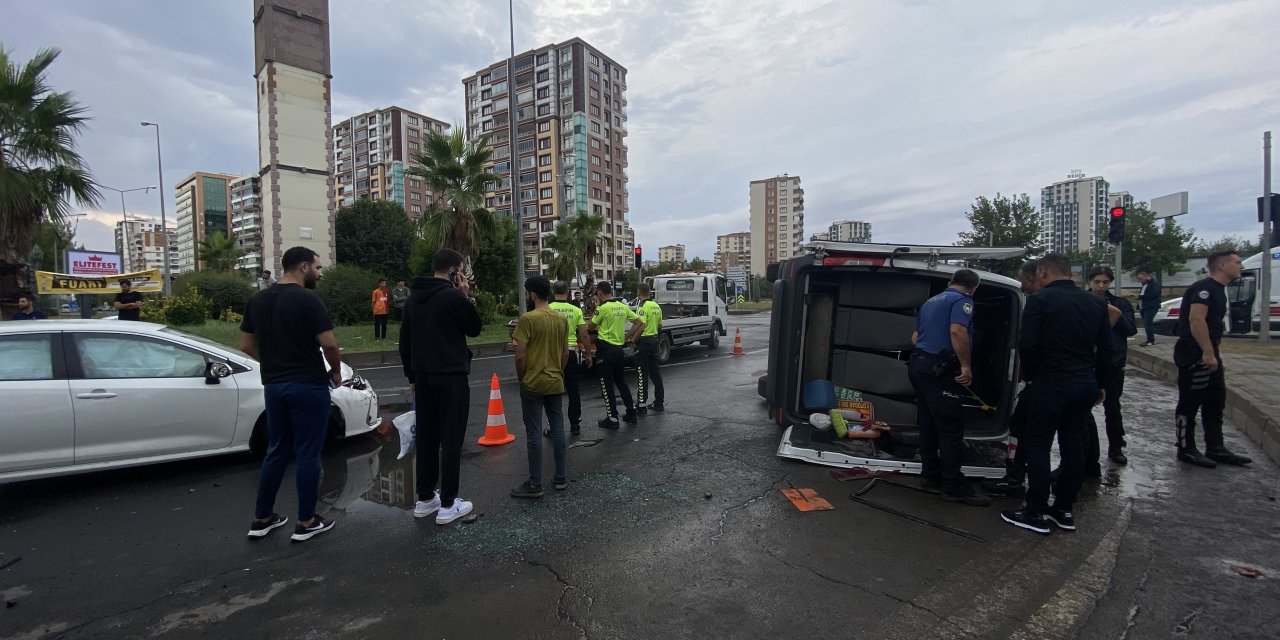 Diyarbakır’da Kaza ucuz atlatıldı. Otomobil ile şehir içi minibüs çarpıştı: 1’i bebek 9 yaralı