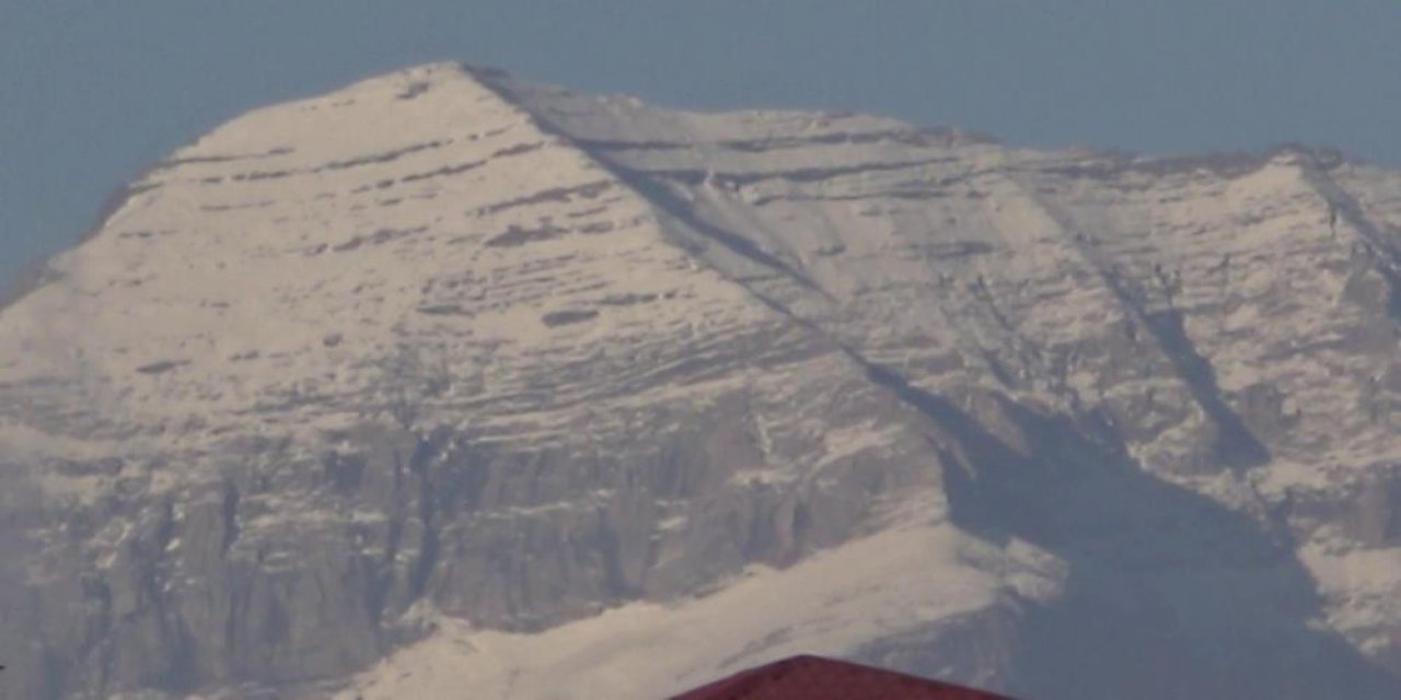 Türkiye'nin 2. zirvesine mevsimin ilk karı düştü