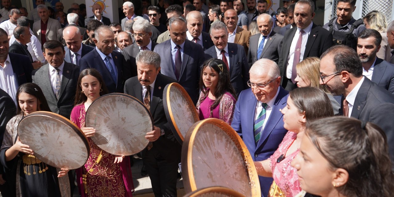 Milli Savunma Bakanı Yaşar Güler Şırnak’ta Kürtçe şarkı ile karşılandı