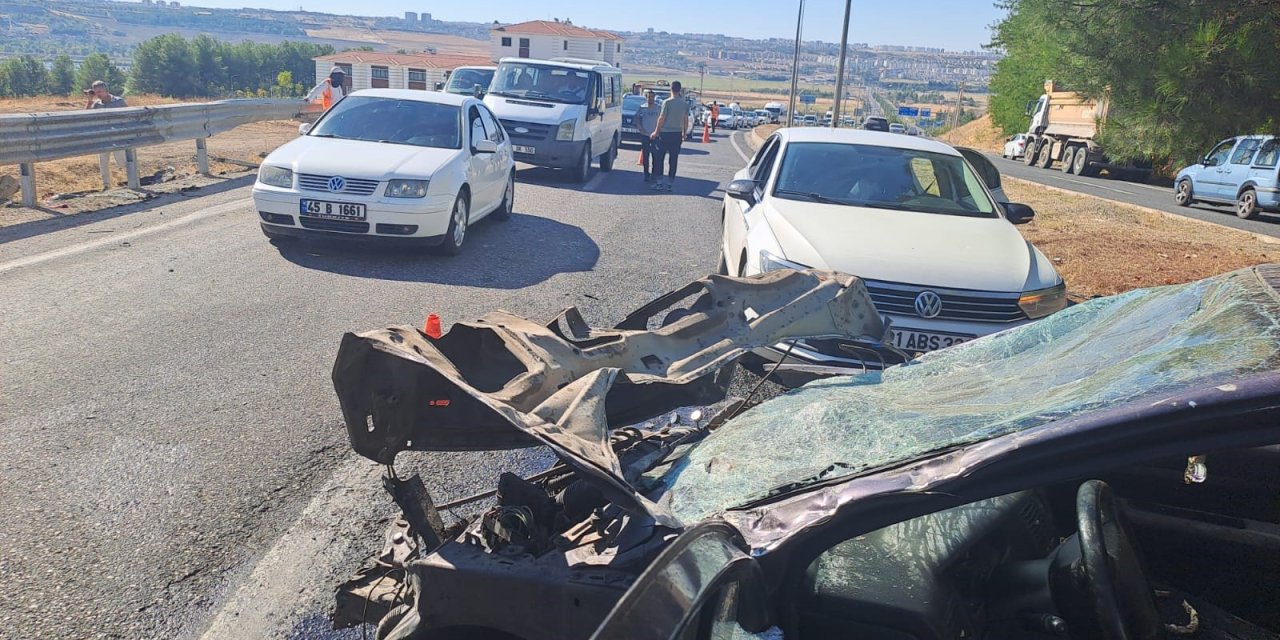 Diyarbakır’da Hurdaya dönen araçtan sağ kurtuldular