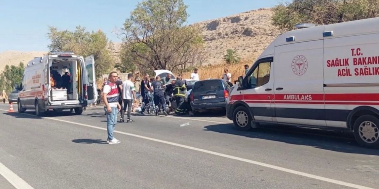 Nusaybin'de iki otomobil çarpıştı: 12 yaralı