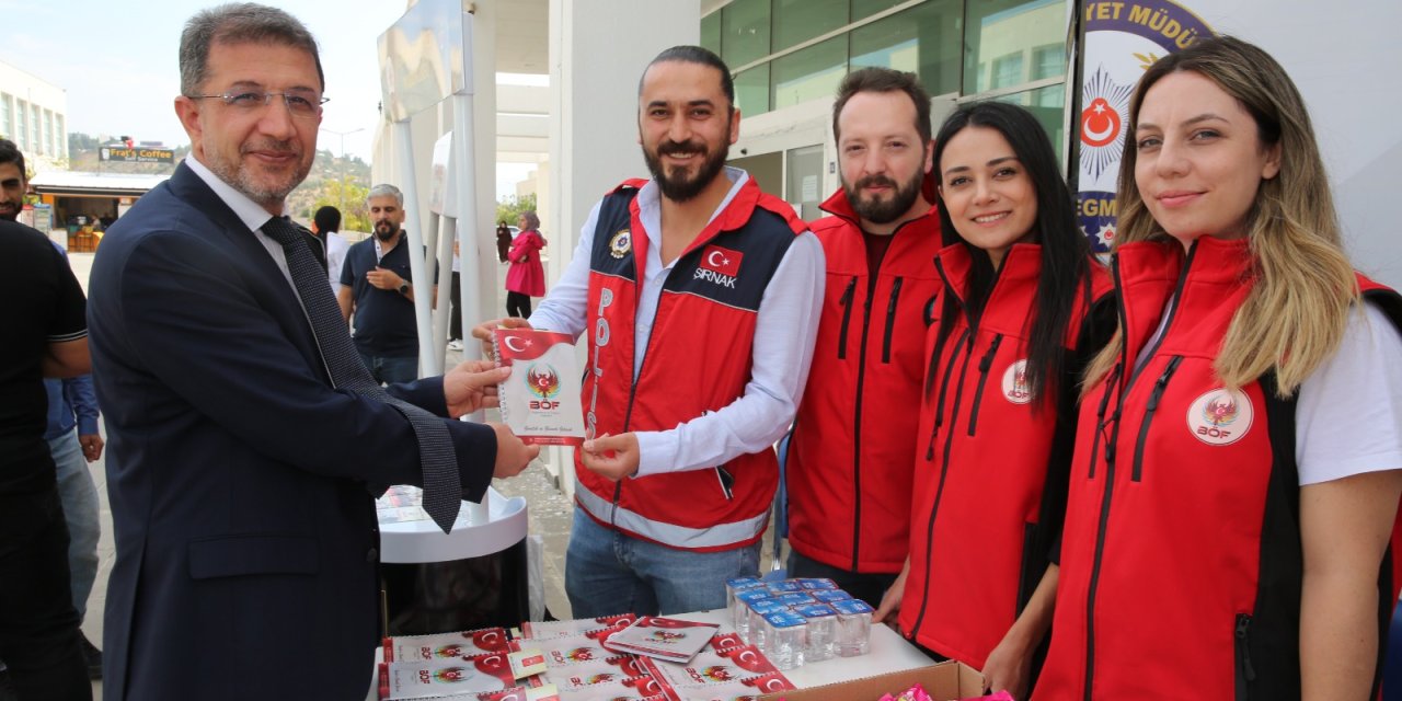 Şırnak Polisi Üniversitede Narkotikle Mücadele standı açtı, Rektör ve öğrenciler ziyaret etti