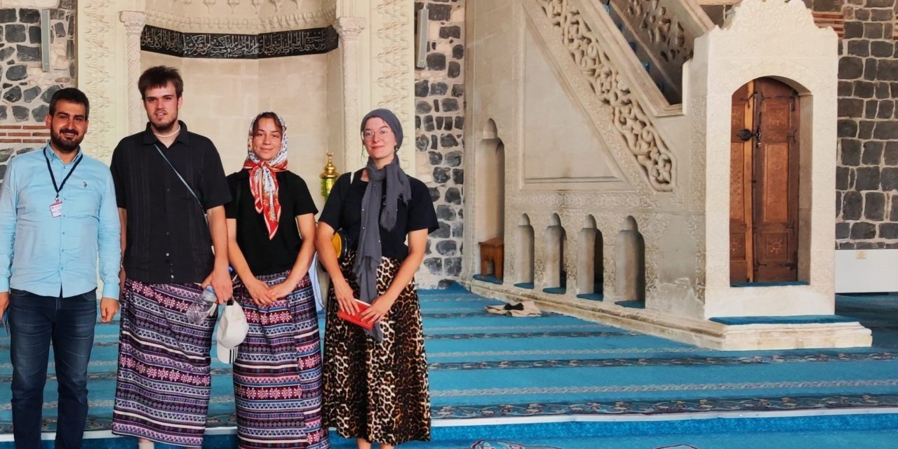 Diyarbakır'da cami adabına uyan yabancı erkek turistler etek giydi