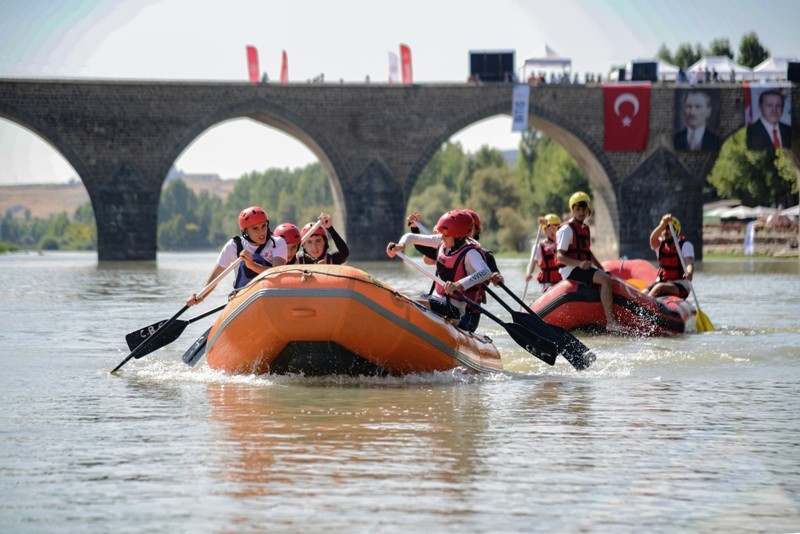 Dicle raftingle buluştu, tarihi köprüde heyacan dolu anlar yaşandı