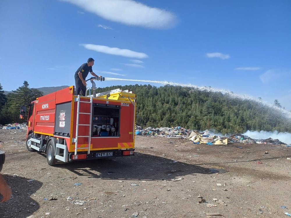 Beyşehir'de çöp toplama merkezinde çıkan yangın söndürüldü