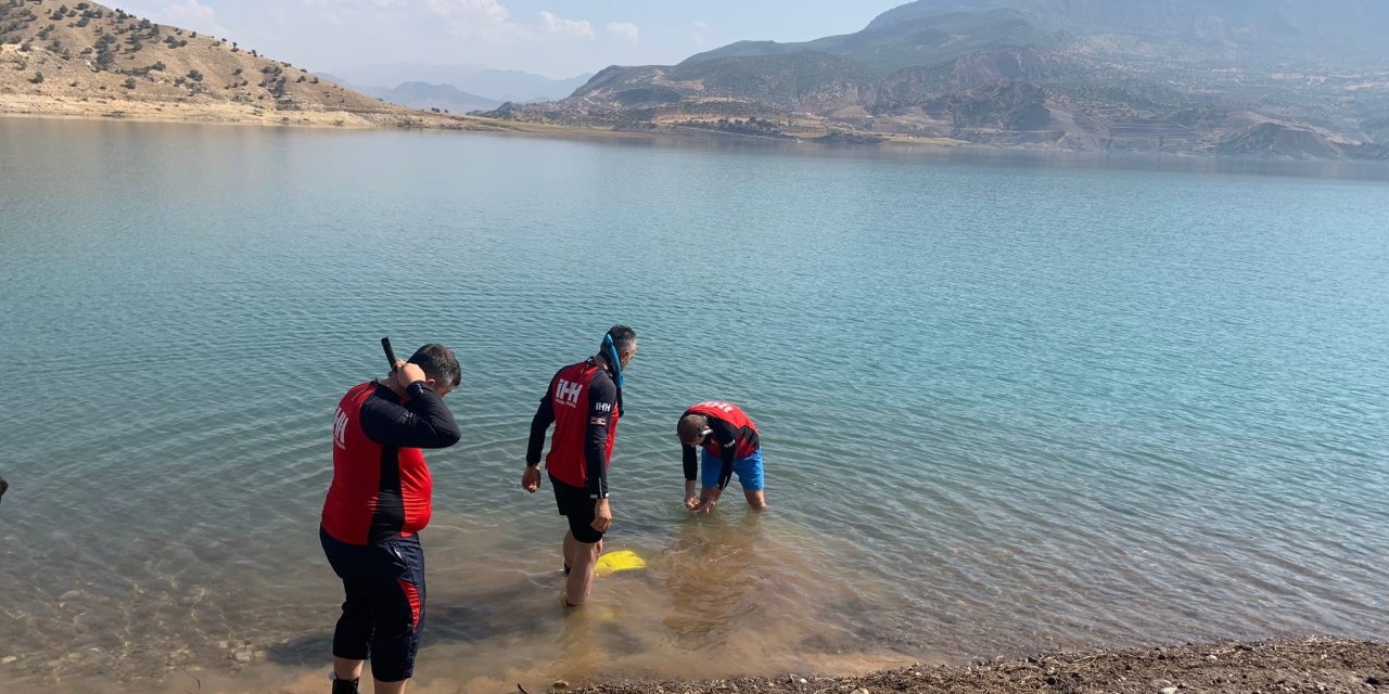 Ilısu Barajına balık avlamaya giden grup canını zor kurtardı, araç akıntıya kapıldı