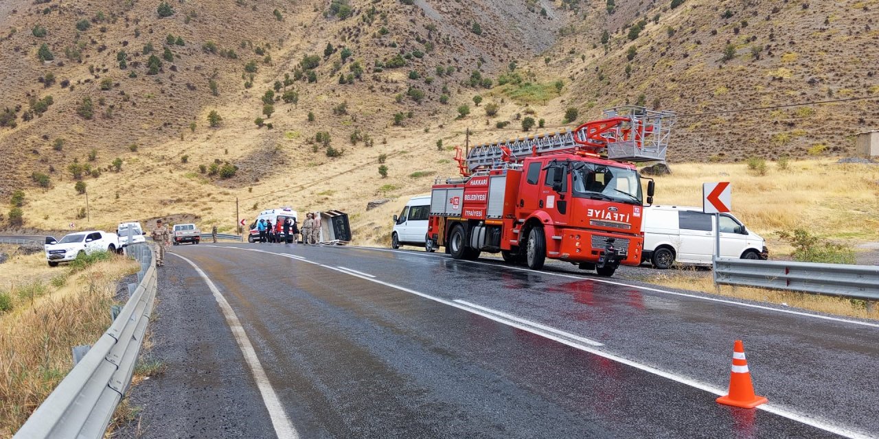 Hakkari'de seyir halindeki kamyonet devrildi, kaza ucuz atlatıldı