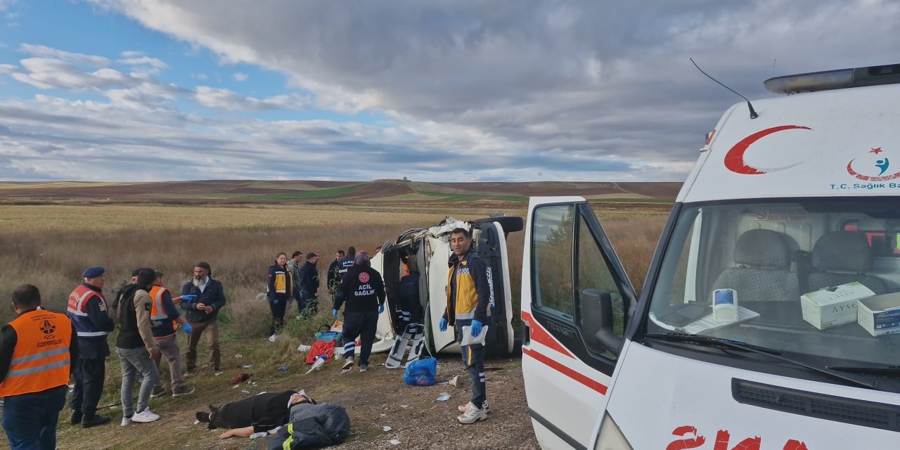 Tarım işçilerini taşıyan minibüs ile tanker çarpıştı: 1 ölü, 17 yaralı