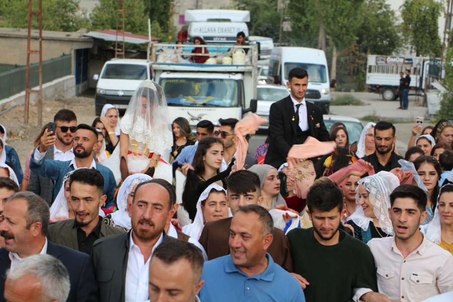 Uzun araç kuyrukları yerine gelin bindirildiği at ile damat evine götürüldü