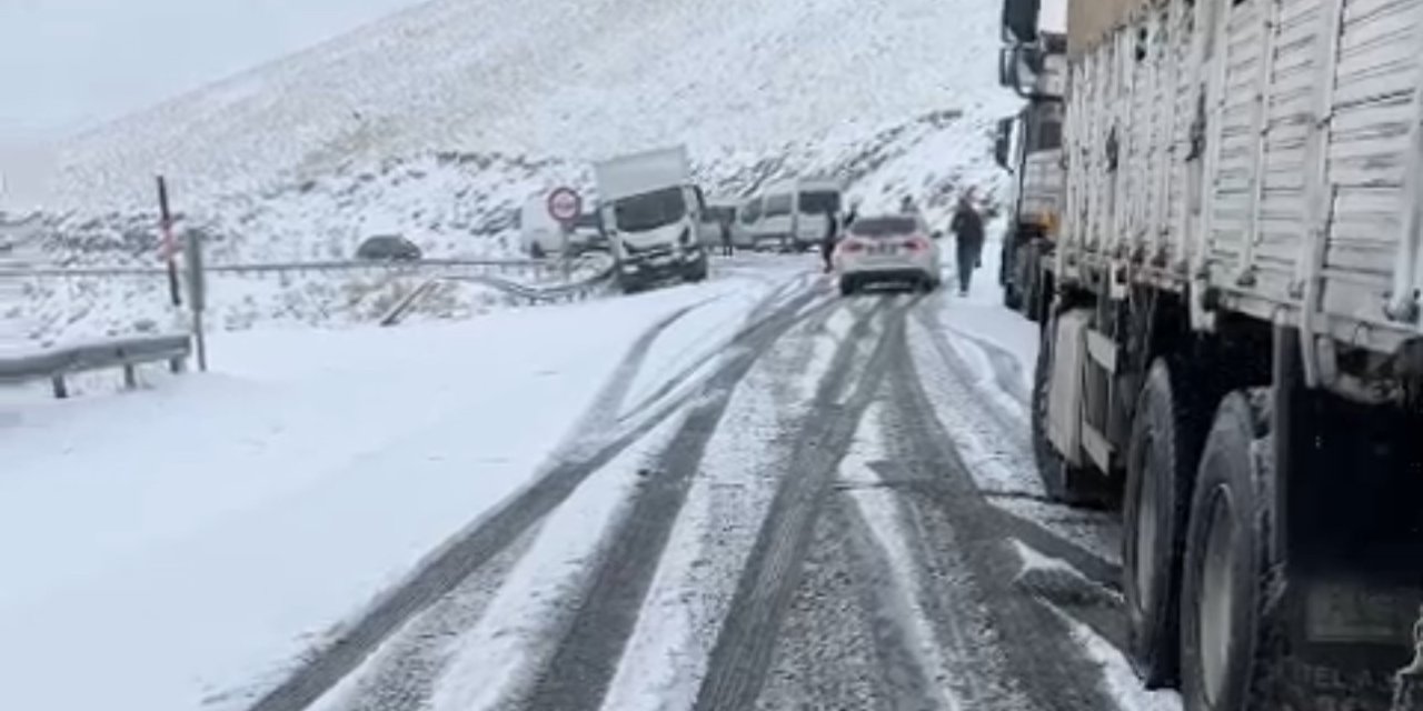 Kar yağışı nedeniyle Yüksekova-Van kara yolunda çok sayıda araç mahsur kaldı