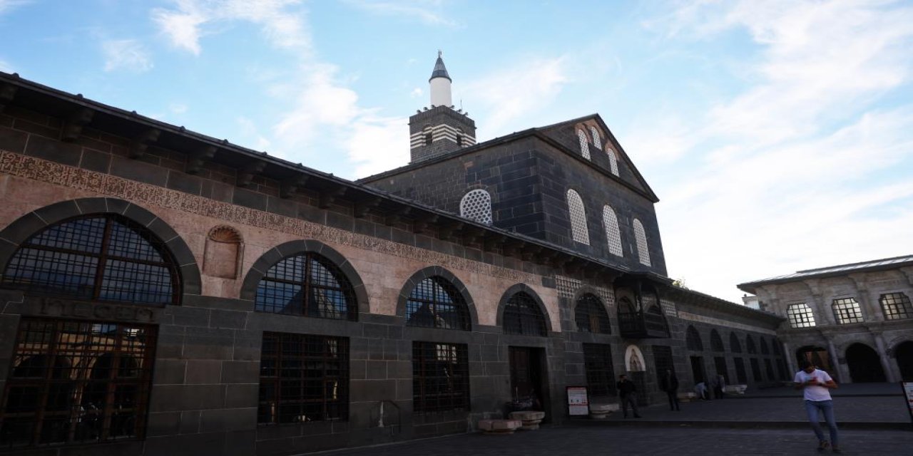 Kaliforniya'dan gelen 81 yaşındaki kadın Diyarbakır Ulu Cami'ye hayran kaldı