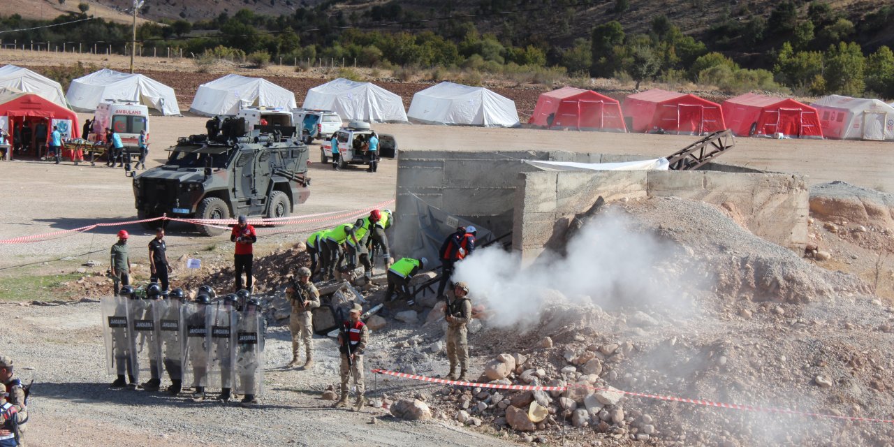 Şırnak, Mardin ve Batman'dan katılan UMKE ekipleri, tatbikatı Siirt'te gerçekleştirdi