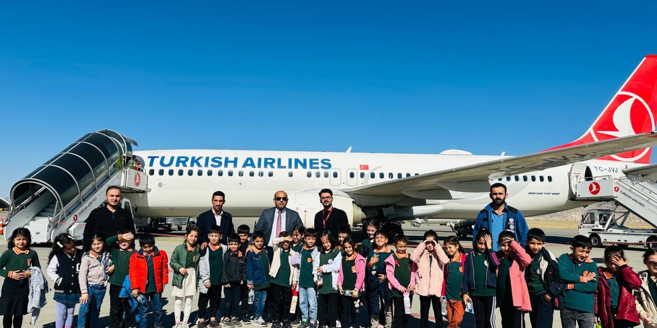 Cizre'de öğrenciler Şırnak Şerafettin Elçi Havalimanını gezip, Uçakları yakından gördü