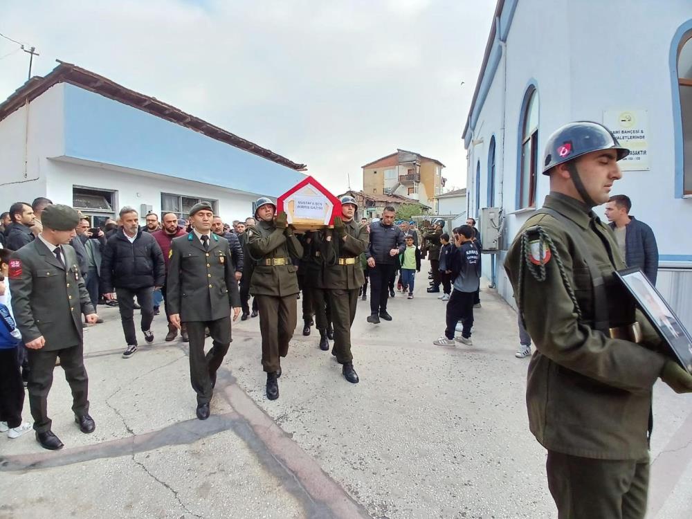 Kıbrıs gazisi toprağa verildi