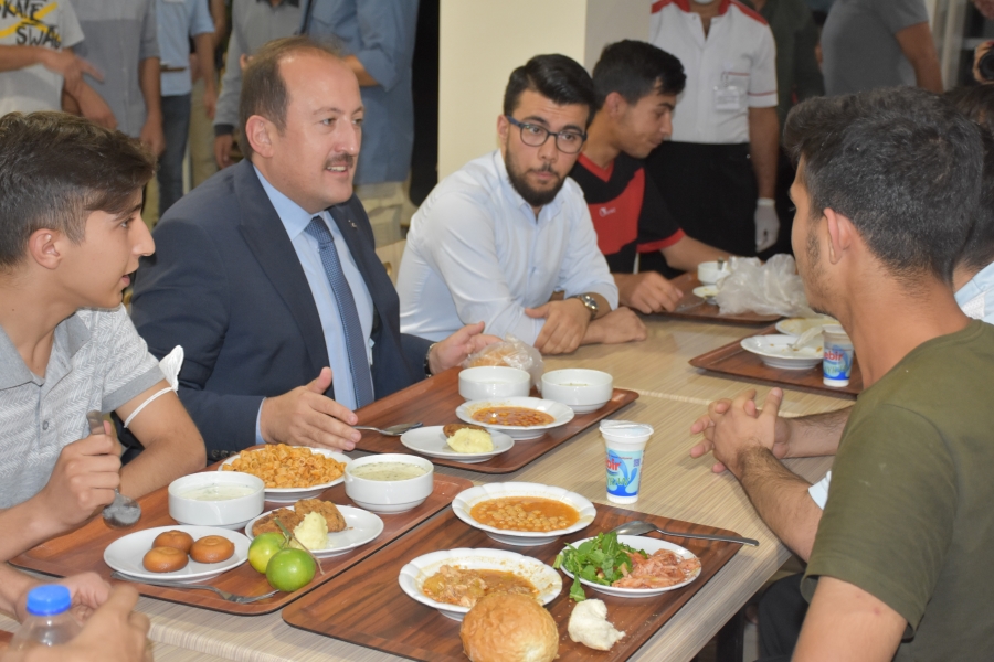 Şırnak Valisi Pehlivan, yurtta kalan öğrencilerin sorun ve taleplerini dinledi