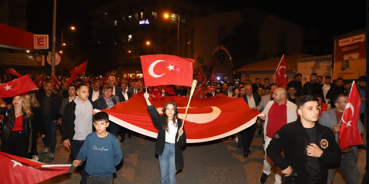 Cizre’de yüzlerce kişi Cumhuriyetin 101. yılı için yürüdü