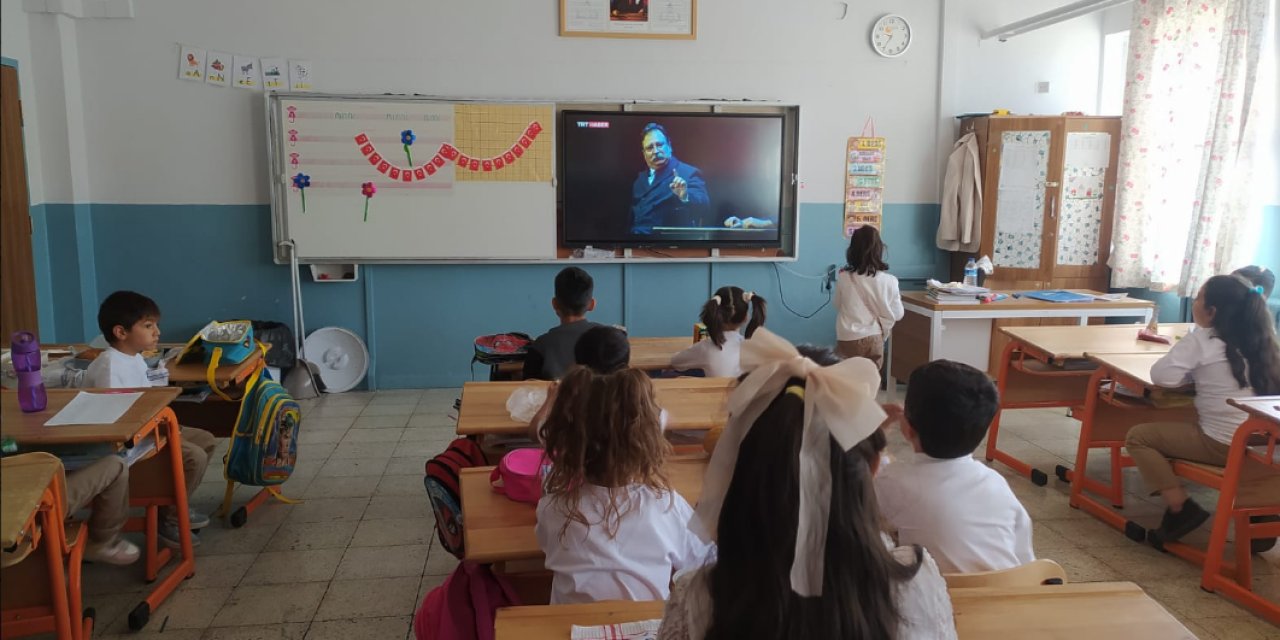 Şırnaklı Öğrenciler "Dersimiz Cumhuriyete Doğru" filmini izleyerek derse başladılar!