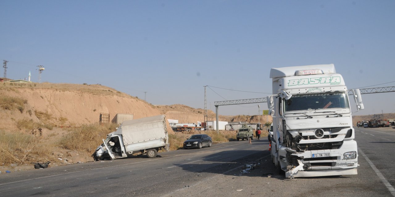 Cizre’de Tır Kamyonet ile çarpıştı 4 kişi yaralandı