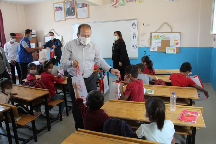 Şırnak'ta 'Sırtımdaki Kütüphane' Projesi kapsamında çocuklara 10 bin kitap dağıtıldı