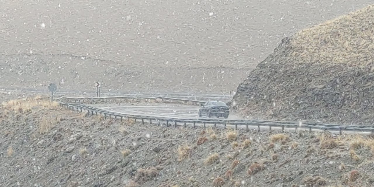 Van Karabet Geçidi'nde mevsimin ilk karı yağdı