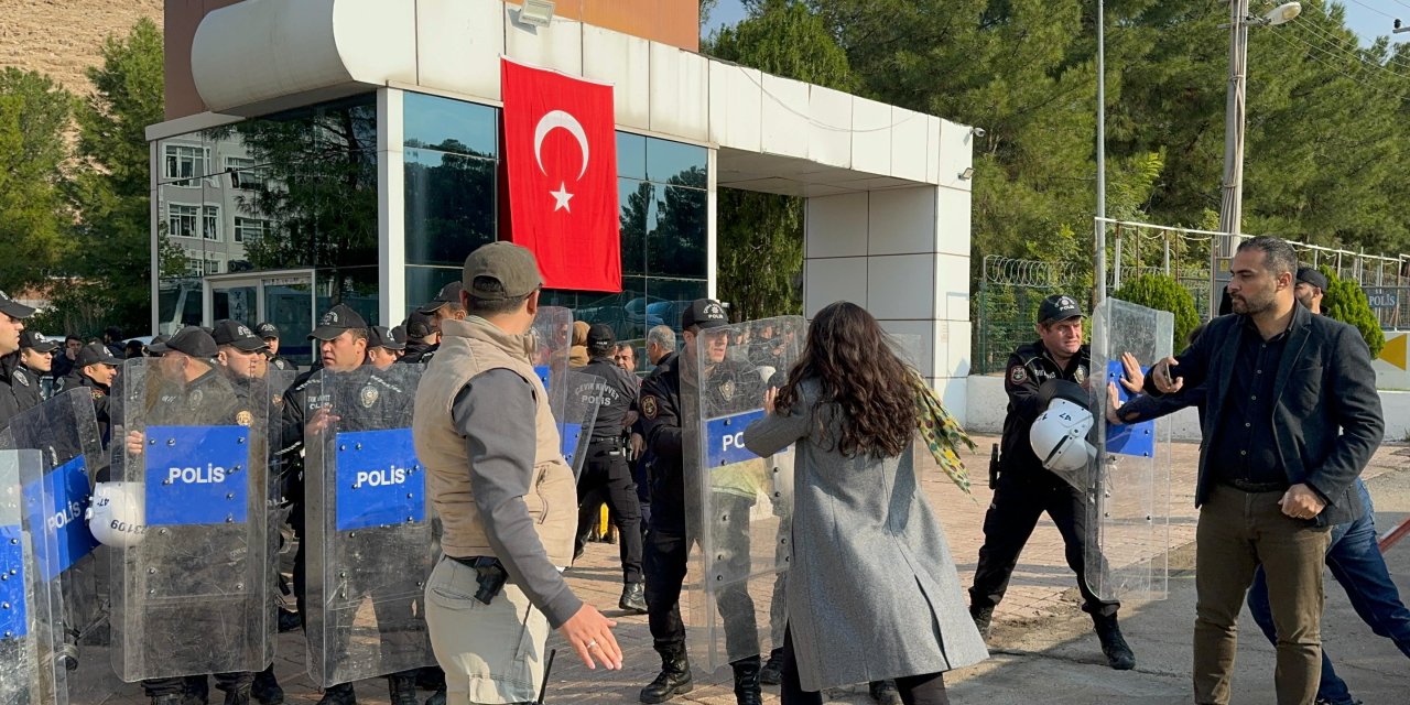 Ahmet Türk Mardin Belediyesine girmek istedi; Polis,geniş güvenlik önlemleri aldı