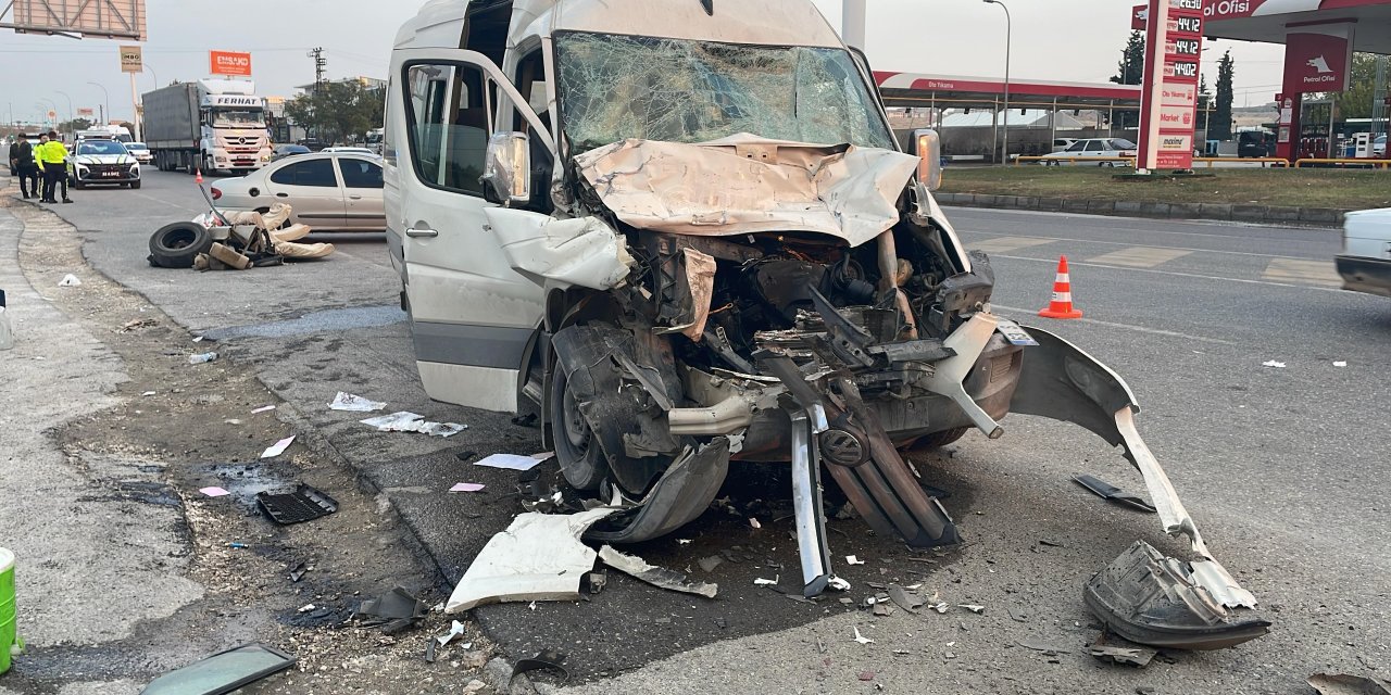 Şanlıurfa'da işçileri taşıyan servis ile tır çarpıştı: 12 yaralı