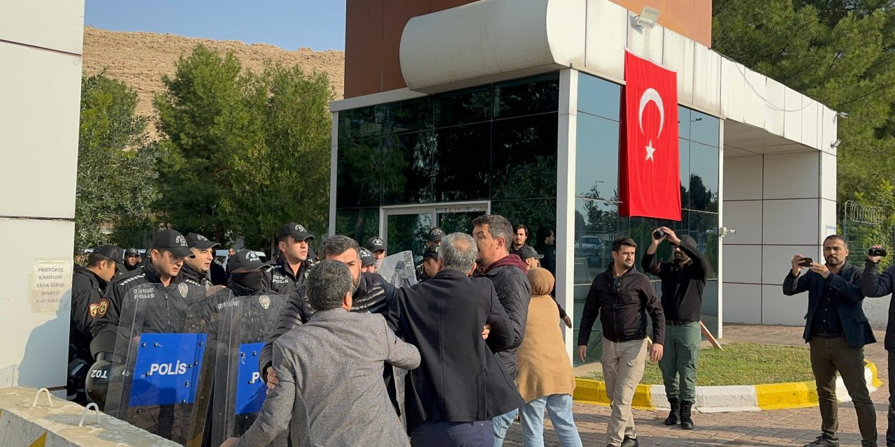 Mardin belediyesi önünde toplanan gruba müdahale; 9 kişi gözaltına alındı