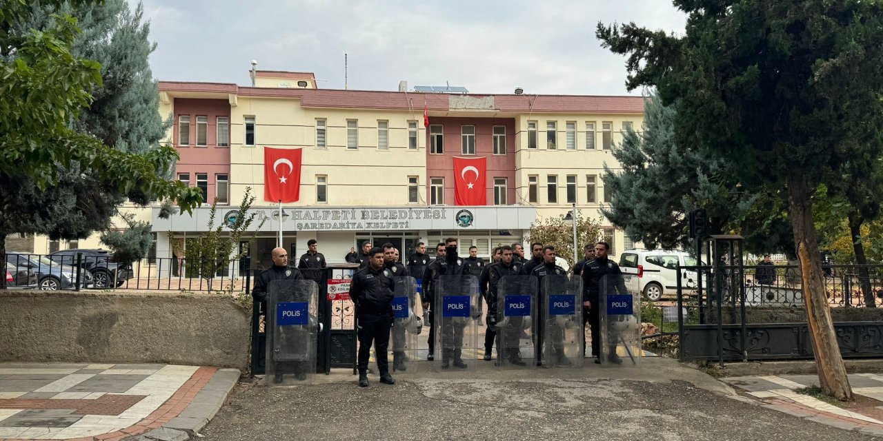 Halfeti Belediyesi önünde polislere taşlı saldırıda 10 tutuklama