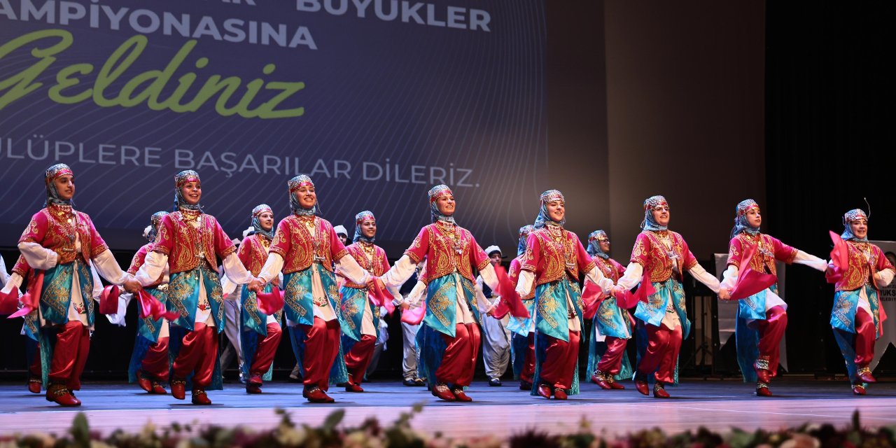 Ülkenin her rengini içinde barındıran Halk Oyunları Türkiye Şampiyonası başladı